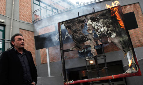 Διευθυντής μουσείου βάζει φωτιά σε έργα τέχνης