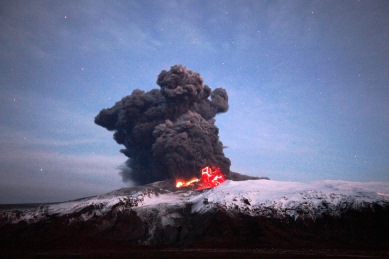 «Κόκκινος» συναγερμός από νέα έκρηξη του ηφαιστείου Εϊγιαφιατλαγιοκούτλ