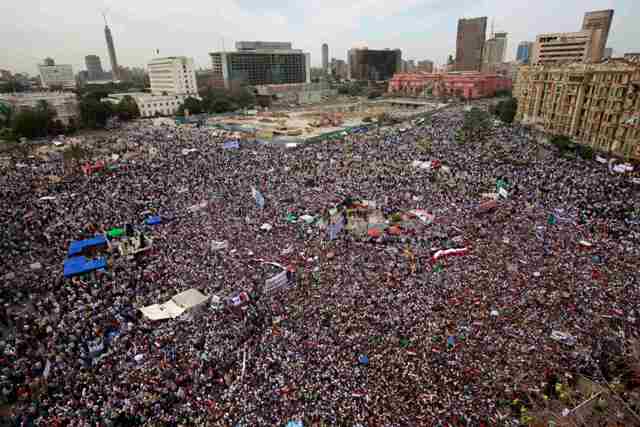 Χιλιάδες διαδηλωτές κατέκλυσαν την πλατεία Ταχρίρ