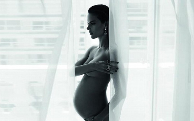 Φωτογραφίζεται γυμνή στον 8ο μήνα της εγκυμοσύνης της!