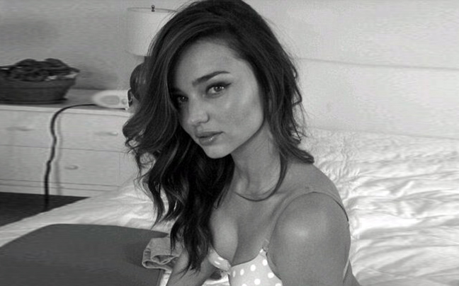 Η Miranda Kerr ποζάρει με το σουτιέν