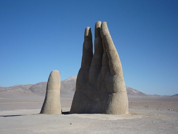 Το χέρι που ξεπροβάλλει στη μέση της ερήμου