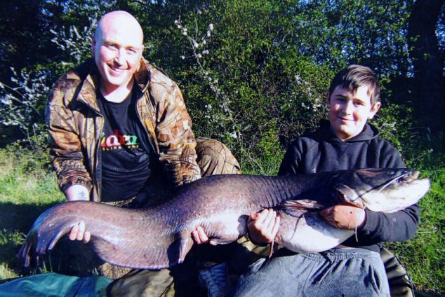Ανήλικος ψαράς έπιασε γατόψαρο 21 κιλών