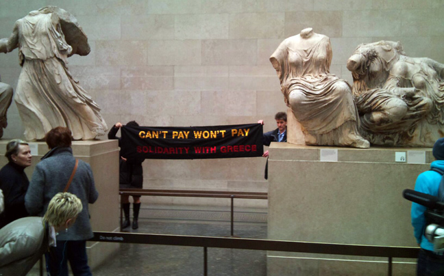 Πανό για την Ελλάδα στο Βρετανικό Μουσείο