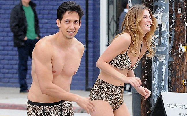 Η Mischa Barton τρέχει στο δρόμο με τα εσώρουχα