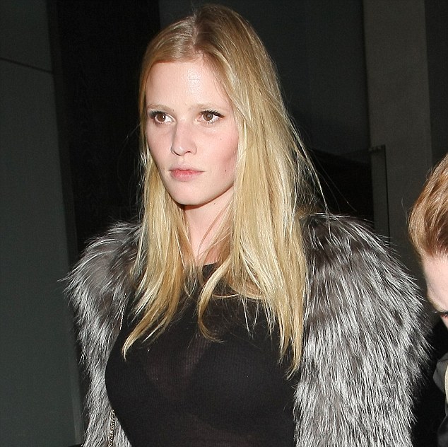 Η Lara Stone είναι περήφανη για το εξώφυλλό της