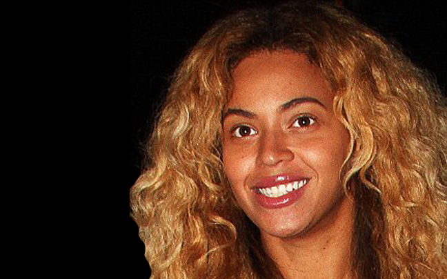 Αμακιγιάριστη η Beyonce σε νυχτερινή έξοδο
