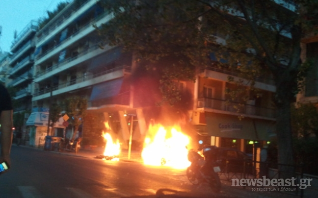 Στις φλόγες δύο Ι.Χ. και μία μοτοσυκλέτα στην Κηφισίας