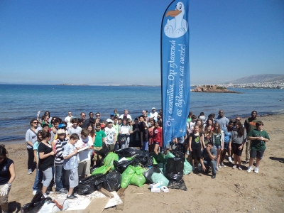 Μάζεψαν 700 κιλά σκουπίδια στο Καβούρι Βουλιαγμένης