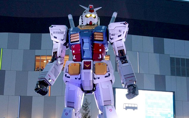 Ένα τεράστιο ρομπότ στους δρόμους του Τόκιο