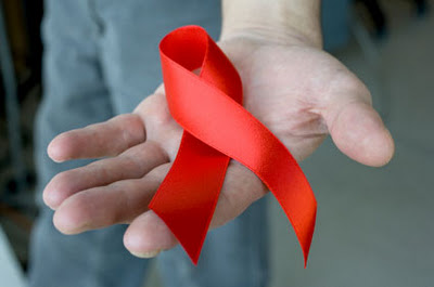 Πώς μεταδίδεται το AIDS κάνοντας σεξ χωρίς προφυλάξεις