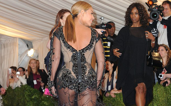 Με… φτερά και πούπουλα η Beyonce
