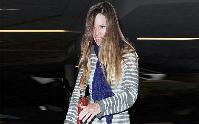 Με&#8230; έγκαυμα στο αεροδρόμιο η Hilary Swank
