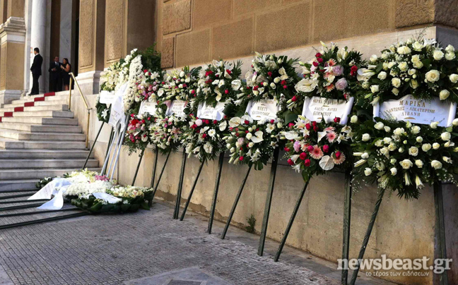 Πλήθος κόσμου στην κηδεία της Μαρίκας Μητσοτάκη