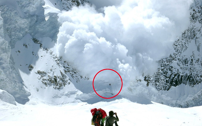 Τέσσερις ορειβάτες επέζησαν από τεράστια χιονοστιβάδα