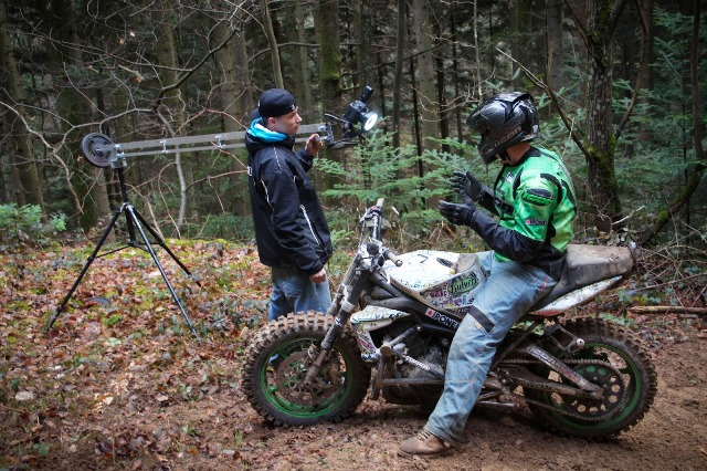 Μοτοσυκλέτα δρόμου σε σκληρό enduro