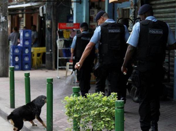 Αστυνομικός ψεκάζει με δακρυγόνο σκύλο!