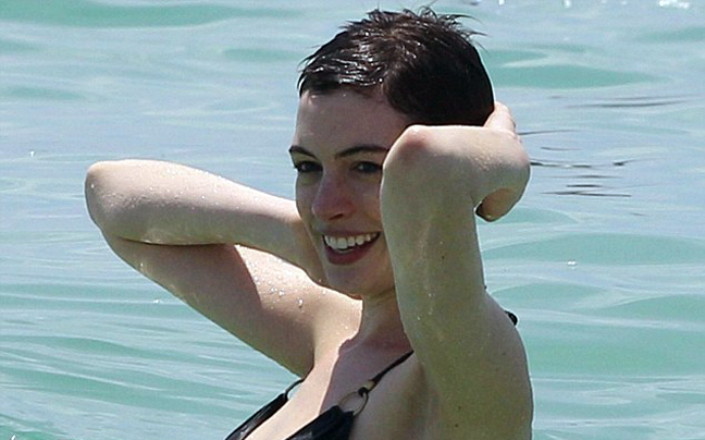 Βουτιές στο Μαιάμι για την Anne Hathaway