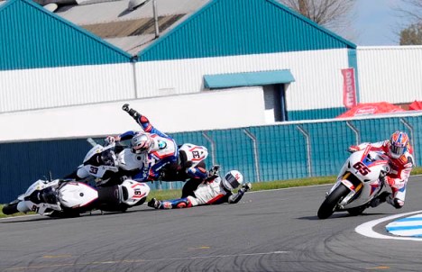 Επεισοδιακό το Β&#8217; Σκέλος Superbike στο Donington