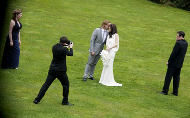 Γαμπρός και νύφη ντύθηκαν Pitt-Jolie