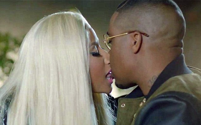 Φιλιά και στενά τετ α τετ στο νέο βιντεοκλιπ της Nicki Minaj