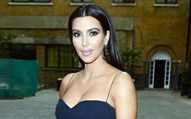 Ασυνήθιστα κομψή η Kim kardashian