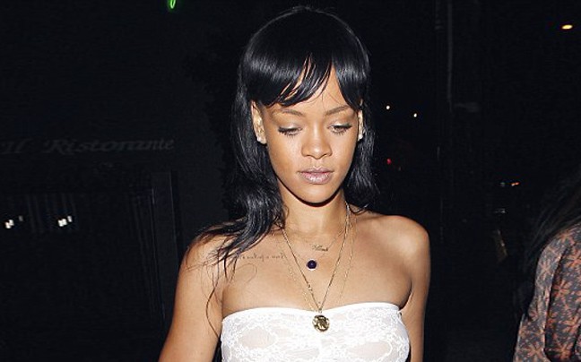 Με το… σουτιέν πήγε να δειπνήσει η Rihanna