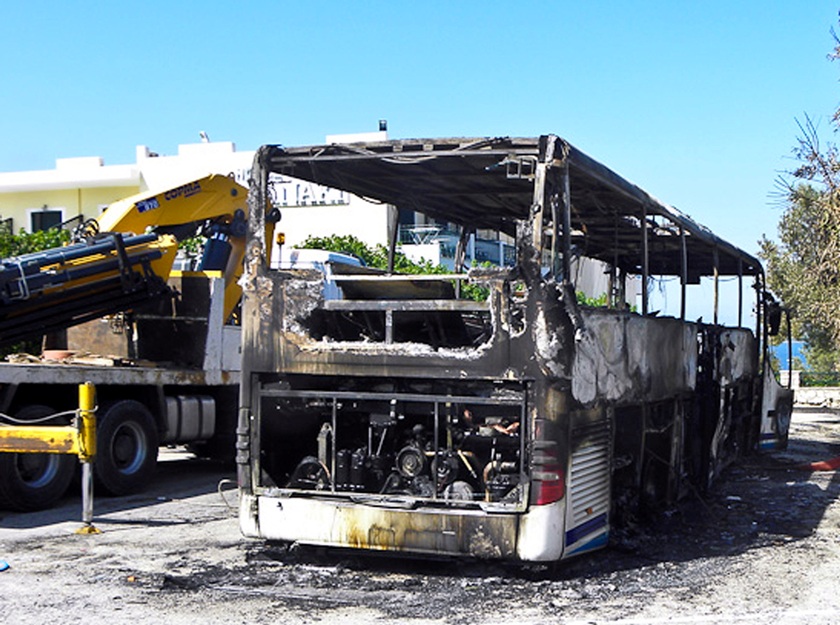 Βίντεο από το φλεγόμενο λεωφορείο του Ολυμπιακού