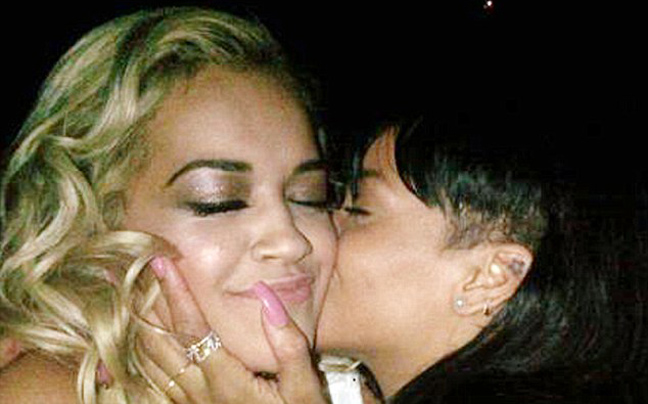 Το φιλί της Rihanna στη Rita Ora