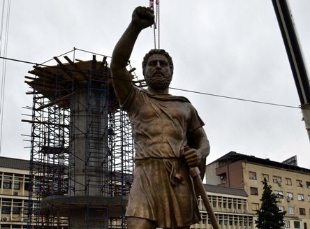Άγαλμα του Φιλίππου Β΄ στο κέντρο των Σκοπίων