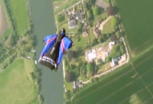 Απίστευτη πτώση από ελικόπτερο χωρίς αλεξίπτωτο