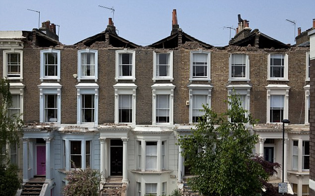 Κατέρρευσαν στέγες σπιτιών στο Λονδίνο!