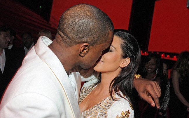Τα παθιασμένα φιλιά της Kim Kardashian