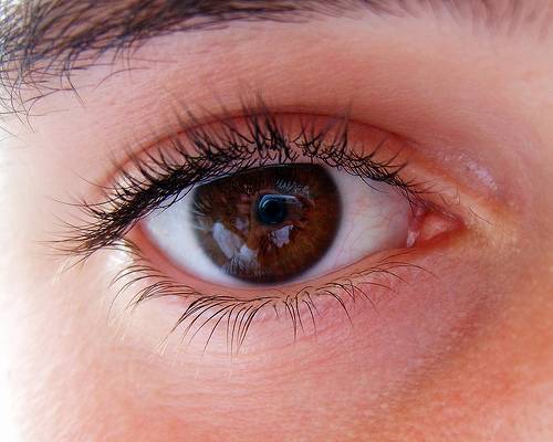 Πώς θα καλύψετε τα κόκκινα μάτια