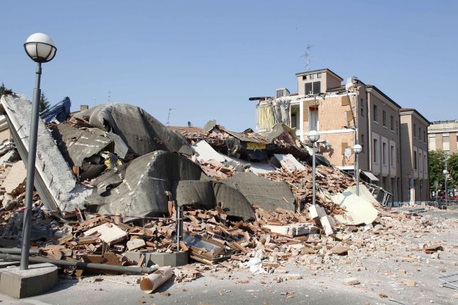 Τα 24 έφτασαν τα θύματα των φονικών σεισμών στην Ιταλία