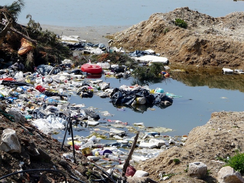 Γέμισε σκουπίδια ο Βαρδάρης στην ΠΓΔΜ από πλημμύρες