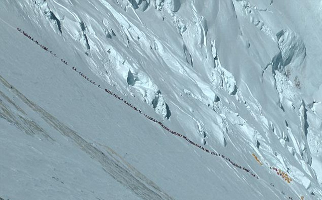 Δεκαεπτά νεκροί από χιονοστιβάδα στο Έβερεστ