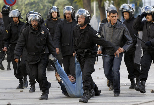 Συγκρούσεις μεταξύ διαδηλωτών και αστυνομικών στο Σφαξ