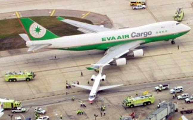 Jumbo 747 «παρέσυρε» μικρό τζετ