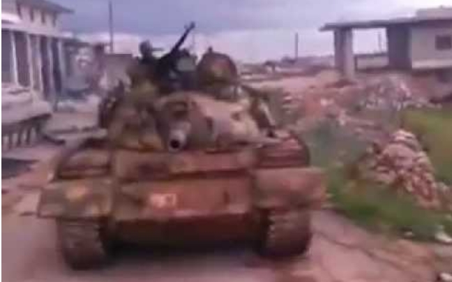 Συριακό τανκ πατάει το πτώμα αντάρτη