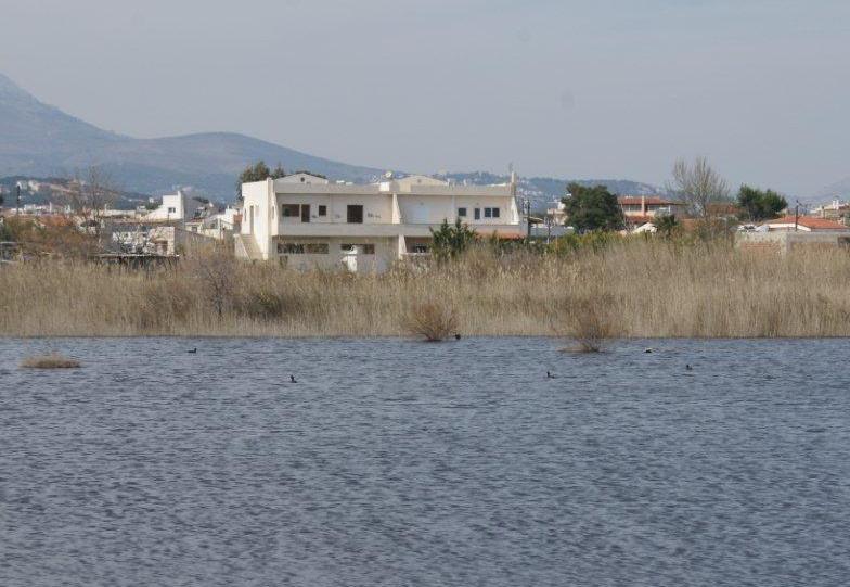 Η λίμνη των… σκουπιδιών
