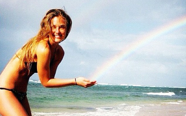 Η Bar Refaeli έγινε… 27!