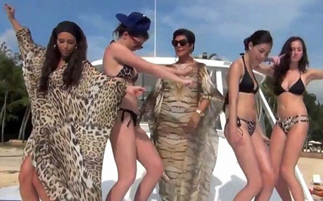 Η οικογένεια Kardashian το έριξε στο τραγούδι