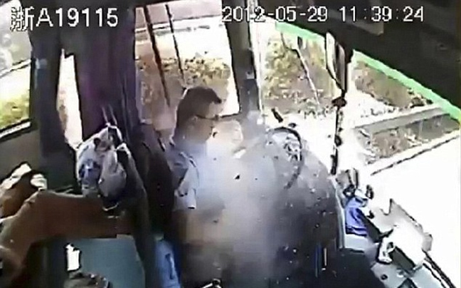 Φονικό μέταλλο χτυπά οδηγό λεωφορείου εν κινήσει