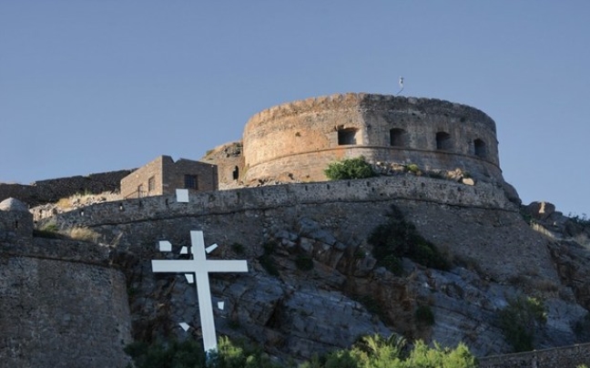 Ο Κώστας Τσόκλης δημιουργεί επί τόπου στη Σπιναλόγκα