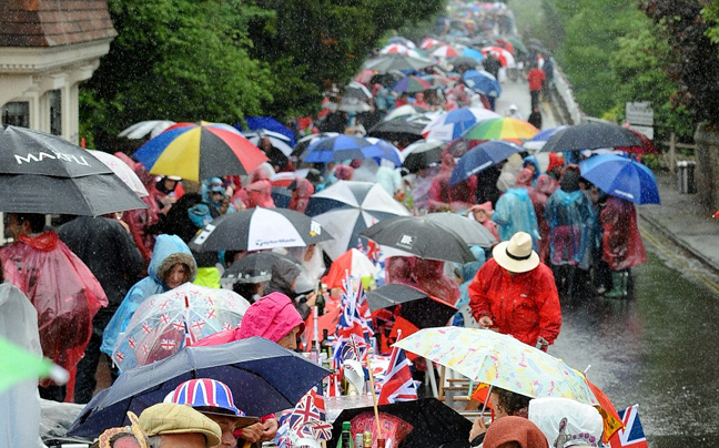 Εορτασμοί υπό βροχή για το Αδαμάντινο Ιωβηλαίο
