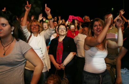Η Αλέκα Παπαρήγα «ξεφαντώνει» σε συναυλία