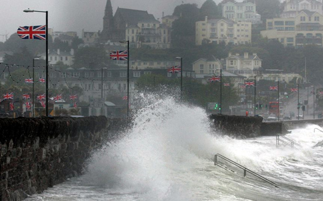 Οι πλημμύρες απειλούν τη Βρετανία