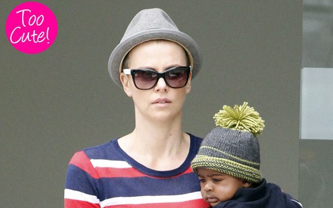 Ξύρισε το κεφάλι της η Charlize Theron
