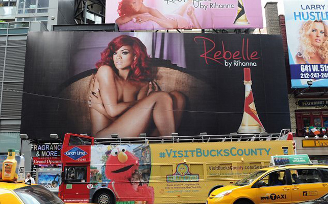 Η Rihanna γυμνή στο… δρόμο